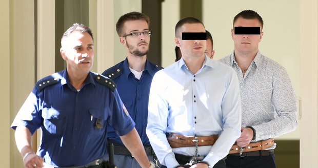 Dva muži byli odsouzeni za loupež diamantů v pražském klenotnictví.