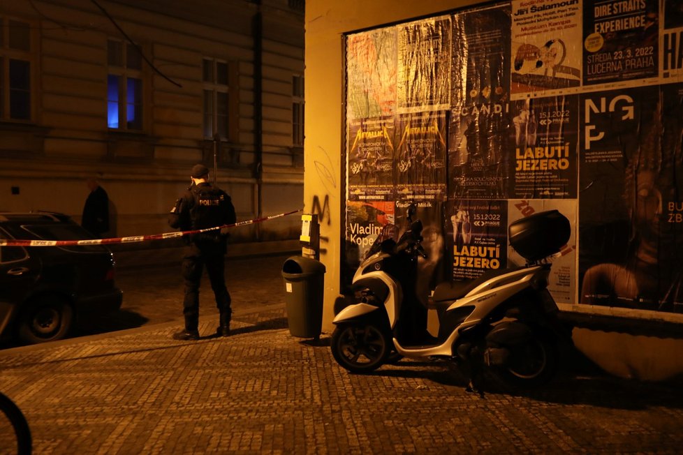 Tři maskovaní muži přepadli prodejnu luxusních hodinek v centru Prahy. Odnesli si odsud zboží za několik milionů korun. Z místa činu odjeli na skútrech a na koloběžce, které policisté našli v ulici Karolíny Světlé. (15. ledna 2022)