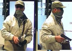 Dobře maskovaný muž přepadl banku na Žižkově. Kriminalisté po lupiči od konce dubna pátrají. Neznáte ho?