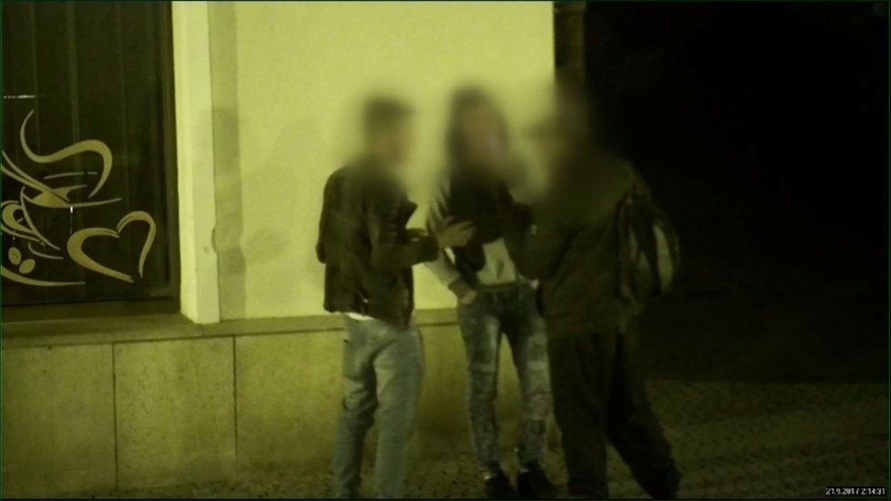 Poklidný rozhovor dvou rumunských mladíků (18) se seniorem na liduprázdném nočním náměstí v Boskovicích. Vzápětí se vše změní v brutální útok.