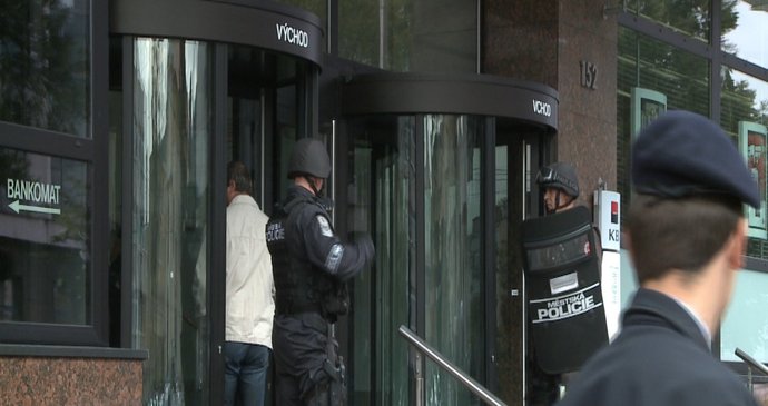 banku obsadila zásahová jednotka policie