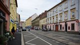 Drsné noční Brno: Lupiči vytáhli na ulici na procházející teenagery pistoli!