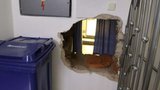 Do zlatnictví v Bruntále se probourali metrovou stěnou: Sebrali miliony!