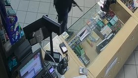 Mladíci v maskách přepadli benzinku! Prodavač se bránil koštětem.
