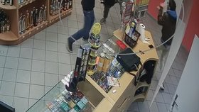 Mladíci v maskách přepadli benzinku! Prodavač se bránil koštětem.