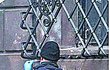 Včera už dělníci provizorně přivařili zábranu do díry, kterou v mříži vyřezali lupiči.
