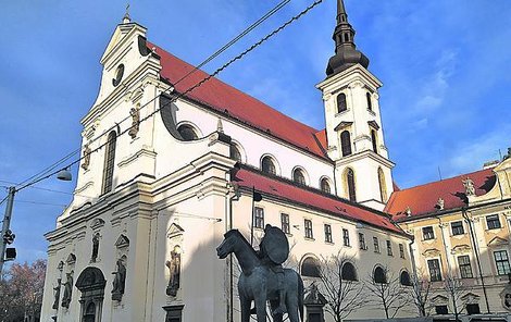 Kostel sv. Tomáše v Brně. V hrobce umístěné před hlavním oltářem jsou uloženy ostatky markraběte Jošta, nejvýznamnějšího moravského panovníka v historii.