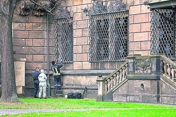 Včera už dělníci provizorně přivařili zábranu do díry, kterou v mříži vyřezali lupiči.