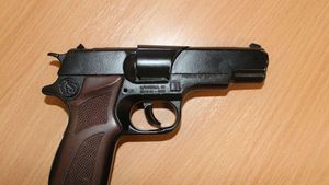 Mladičký gauner (15) přepadal v Jihlavě vrstevníky: Hrozil jim atrapou pistole    Mladičký gauner (15) přepadal v Jihlavě vrstevníky: Hrozil jim atrapou pistole