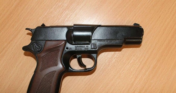 Atrapa pistole, kterou mladík (15) používal při přepadeních svých vrstevníků