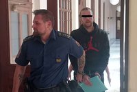 Adam v dluzích přepadl pošťačku, dostal 6 let v base: Dříve zachránil život jiné ženě
