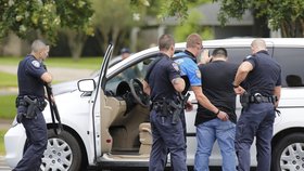 Policie pátrá po dalších dvou podezřelých ze střelby v Lousianě.