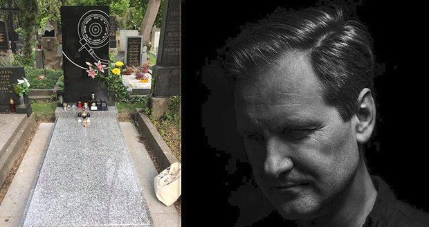DJ Loutka (†51) má konečně hrob! Kamarádi se složili na zvláštní náhrobek