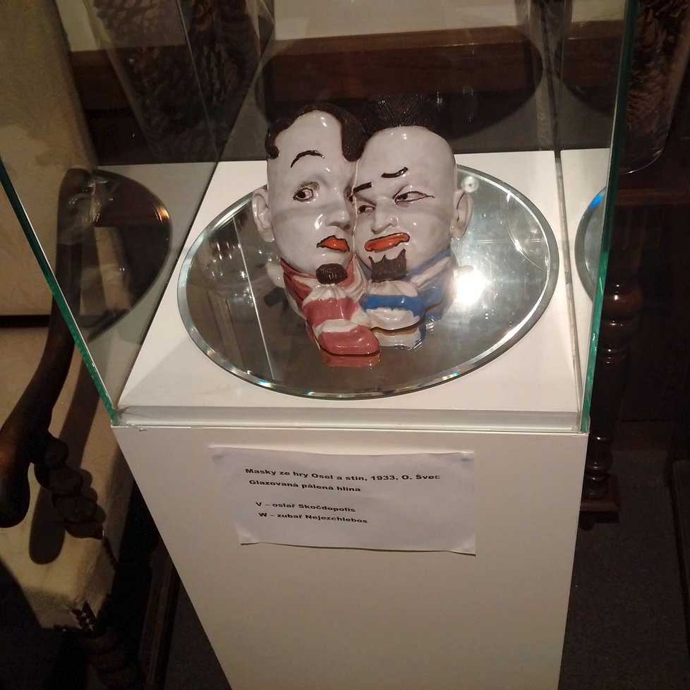 Na výstavě lze shlédnout i masku hry Osel a stín.