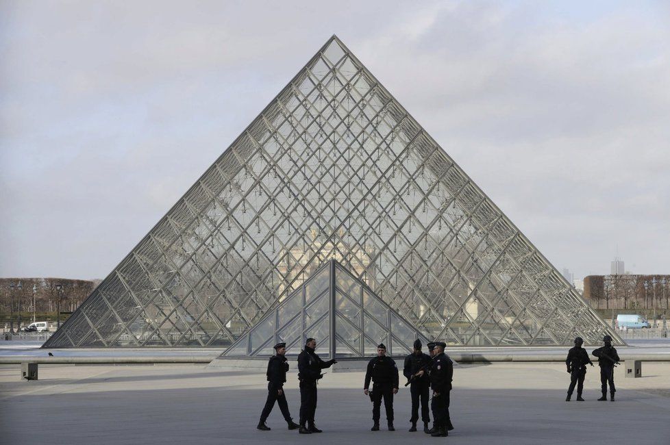 Legendární muzeum Louvre je už otevřené, den po teroristickém útoku.