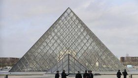 Útočník byl postřelen v muzeu Louvre.