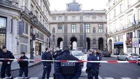 Útočník byl postřelen v muzeu Louvre.