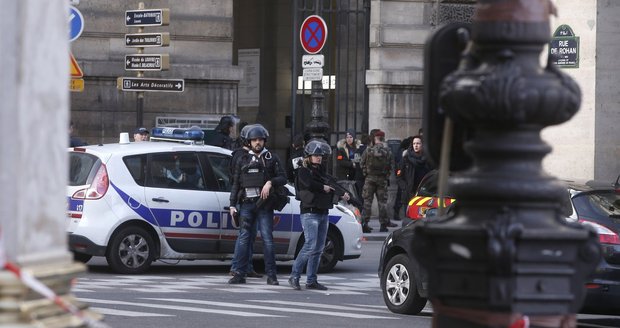 Panika v Paříži: V muzeu Louvre se střílelo! Útočník křičel Alláhu akbar