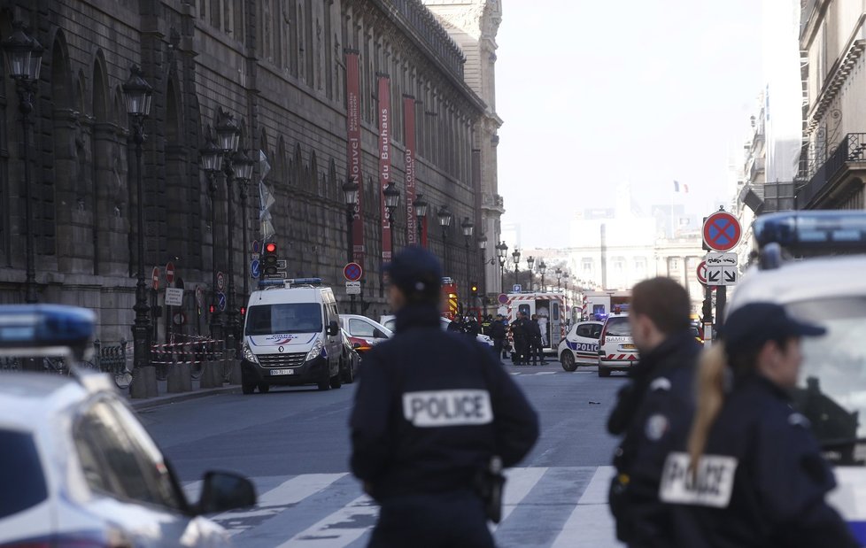Útočník byl postřelen v muzeu Louvre.