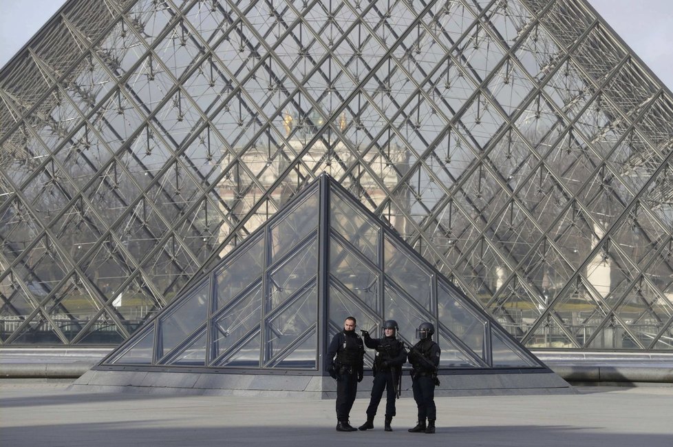 Útočník byl postřelen v muzeu Louvre.