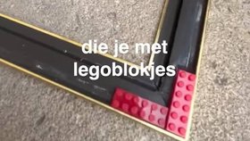 Rám obrazu sestavili z lega.