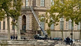 Zloději se vloupali do pařížského Louvru, ukradli cenné šperky ze sbírky Napoleona a císařovny.
