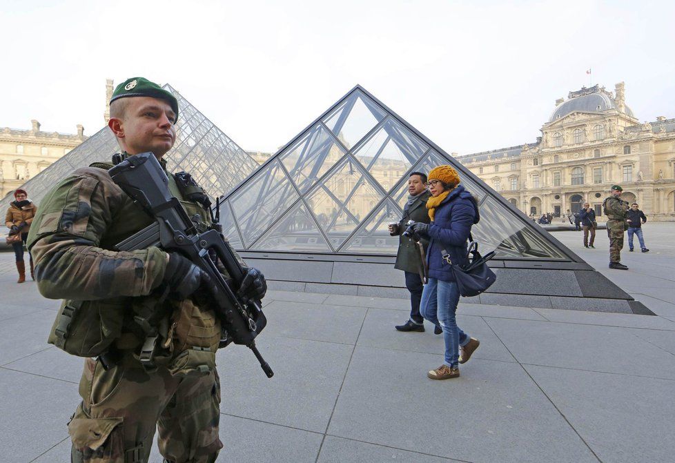 Voják chránící muzeum Louvre.
