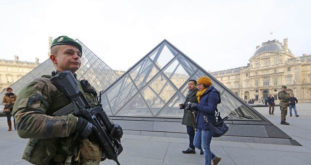 Muzeum Louvre se po útoku opět otevřelo. Egyptský terorista je v kritickém stavu