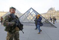 Muzeum Louvre se po útoku opět otevřelo. Egyptský terorista je v kritickém stavu