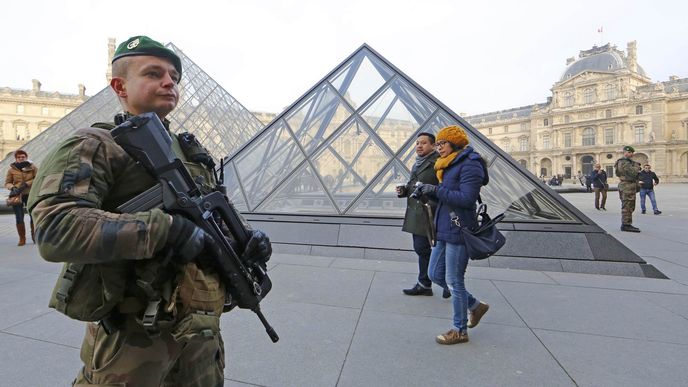 Voják chránící muzeum Louvre.