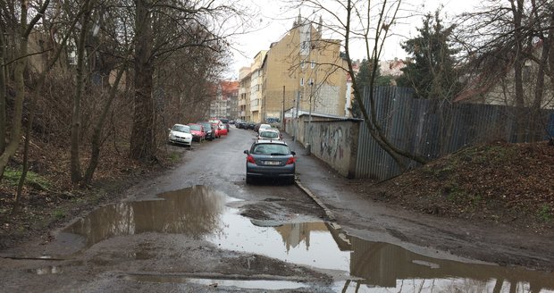Jezírko v libeňské Pivovarnické ulici se - byť v menší míře - na místě nachází i v lednu 2019.