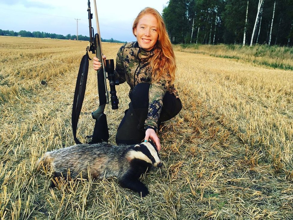 Rusovlasé lovkyně se svými úlovky chlubí na sociální síti: »Zabijácké dě*vky«! Chodí jim nenávistné zprávy