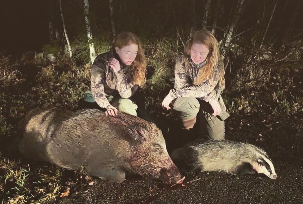 Rusovlasé lovkyně se svými úlovky chlubí na sociální síti: »Zabijácké dě*vky«! Chodí jim nenávistné zprávy