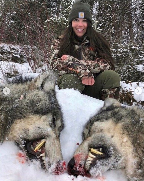 Zdravotní sestra (29) loví medvědy, vlky a jeleny a na sociální síti pózuje v oblečení potřísněném jejich krví! Lidé jí vyhrožují znásilněním