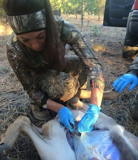 Zdravotní sestra (29) loví medvědy, vlky a jeleny a na sociální síti pózuje v oblečení potřísněném jejich krví! Lidé jí vyhrožují znásilněním