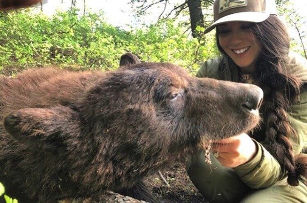 Zdravotní sestra (29) loví medvědy, vlky a jeleny a na sociální síti pózuje v oblečení potřísněném jejich krví! Lidé jí vyhrožují znásilněním