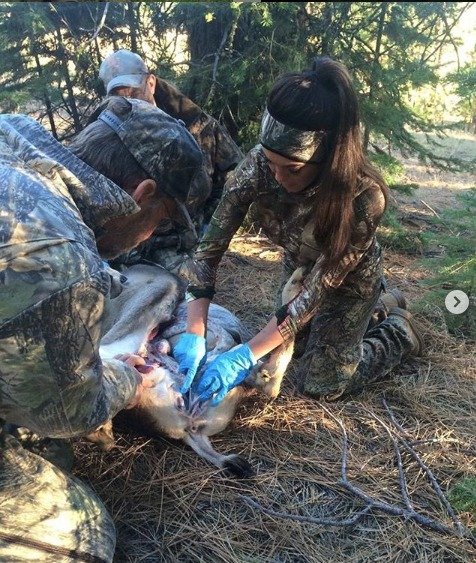 Zdravotní sestra (29) loví medvědy, vlky a jeleny a na sociální síti pózuje v oblečení potřísněném jejich krví! Lidé jí vyhrožují znásilněním