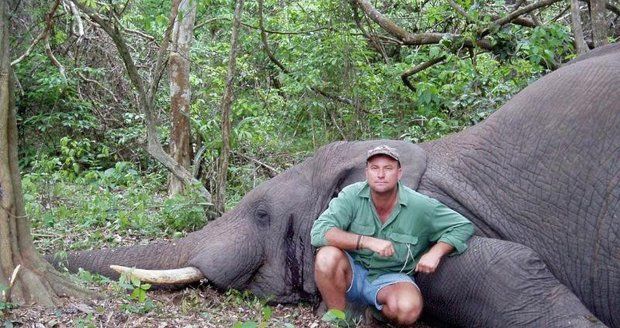 Lovec na safari střílel divoká zvířata: Při posledním lovu ho rozdrtil slon