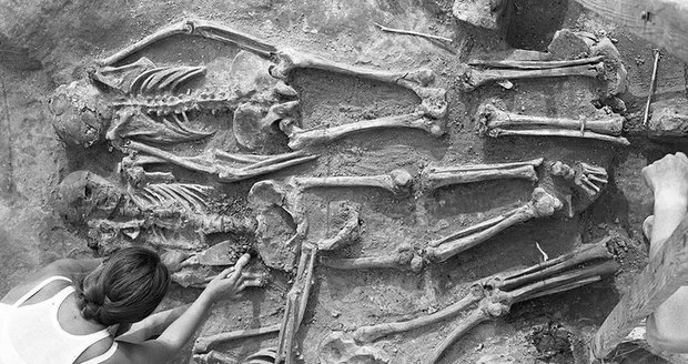 Takto vypadaly kostry, když je v roce 1986 objevili archeologové u Dolních Věstonic.