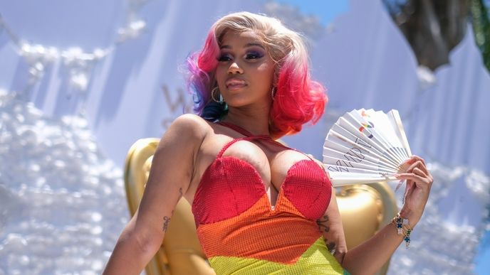 Cardi B na duhovém průvodu WeHo Pride v západním Hollywoodu Cardi B na duhovém průvodu WeHo Pride v západním Hollywoodu