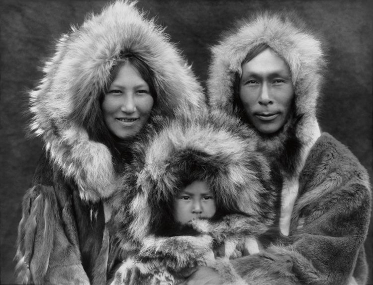 Lňupiaqská rodina lovců tuleňů v oděvu z kožešin. Fotografie z roku 1929