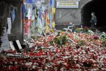 Smrtící past u tunelu zaplavily svíčky a květiny