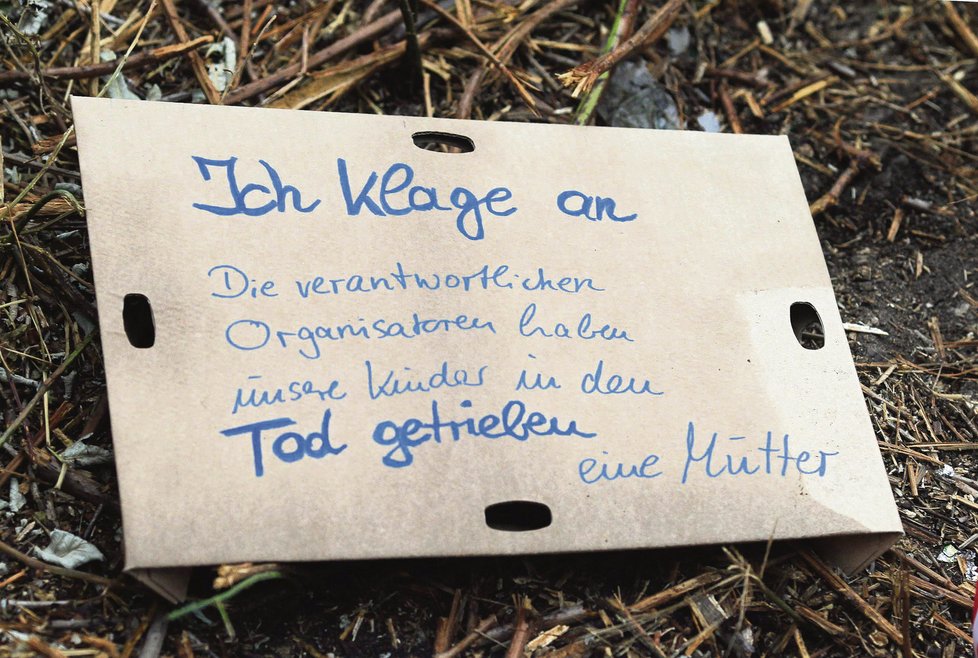 Smuteční dopis obětem tragédie na Loveparade v Duisburgu:&#34;Obviňuji nezodpovědné pořadatele, že poslali naše děti na smrt. Matka.&#34;