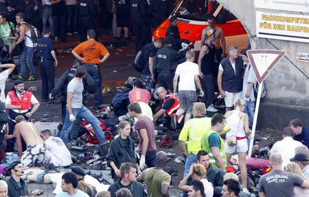 V davové panice na technoparty Loveparade bylo ušlapáno 19 lidí.