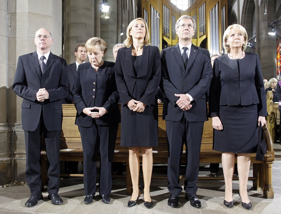 Zleva předseda vlády Norbert Lammert, kancléřka Angela Merkel, prezidentský manželský pár Betina a Christian Wulff a ministerská předsedkyně Severního Porýní Westfálska Hannelore Kraft na bohoslužbě za oběti nehody 
