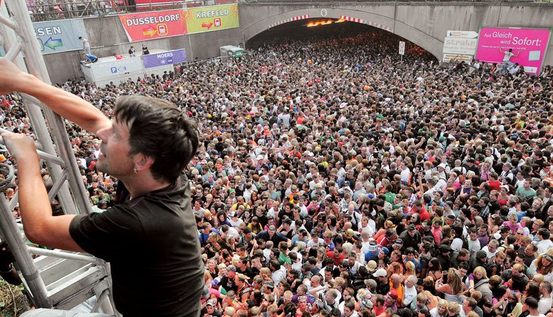 Jako hrdlem láhve se na Loveparty dostalo tímto tunelem víc než milion a půl účastníků