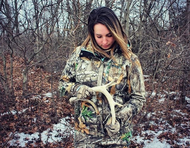 Gabrielle Shakerová vyrazila na lov s šestitýdenním synem, lidé jí píší, že vychovává vraha