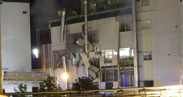 V Lovosicích vybouchla část chemičky: Explodoval vysoce hořlavý plyn, 4 lidé se zranili