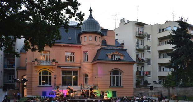Ve vile Löw-Beer se často pořádají například koncerty.