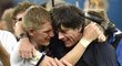 Joachim Löw a dojatý záložník Bastian Schweinsteiger.